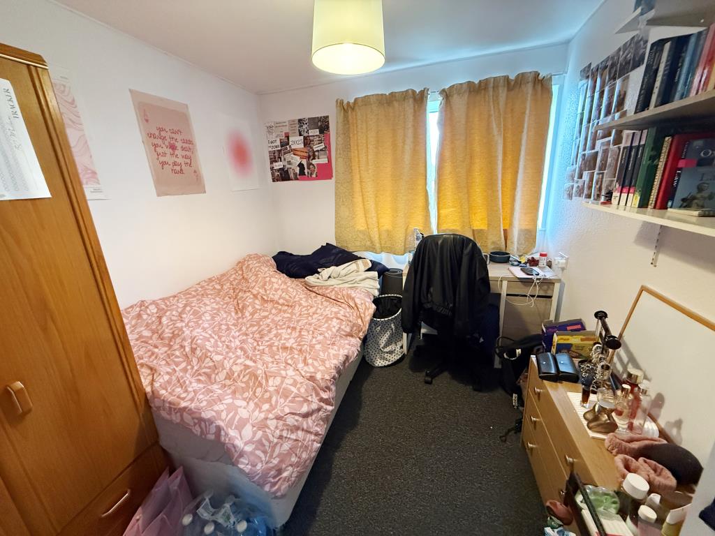 Lot: 135 - HMO FOR INVESTMENT - Bedroom four